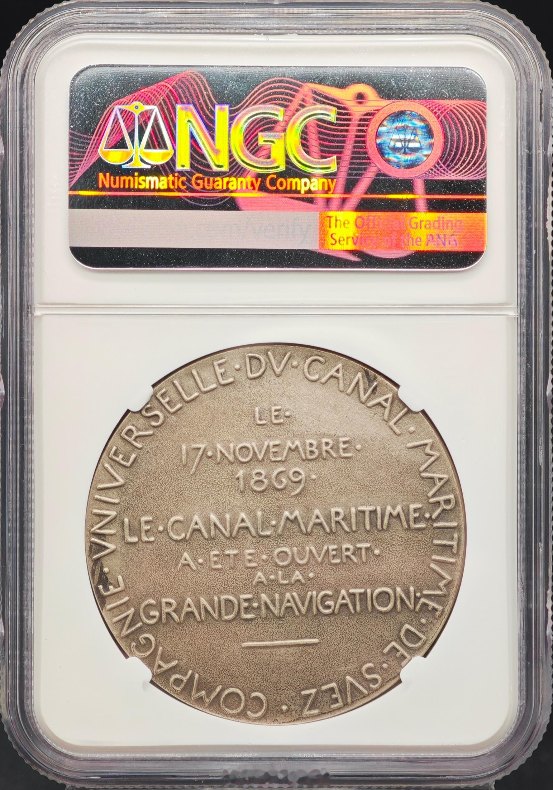NGC-MS62法国1869年苏伊士运河开通纪念银章，由19世纪末法国著名的新艺术运动雕刻大师奥斯卡·罗蒂雕刻设计。 它是西方大工业时代与徽章雕刻艺术巅峰时期的经典名作。

由于苏伊士运河的开通由法国外交官、实业家斐迪南·德·雷赛布主导，这枚由苏伊士运河公司官方发行的纪念章带有浓厚的古典法国象征主义 ​