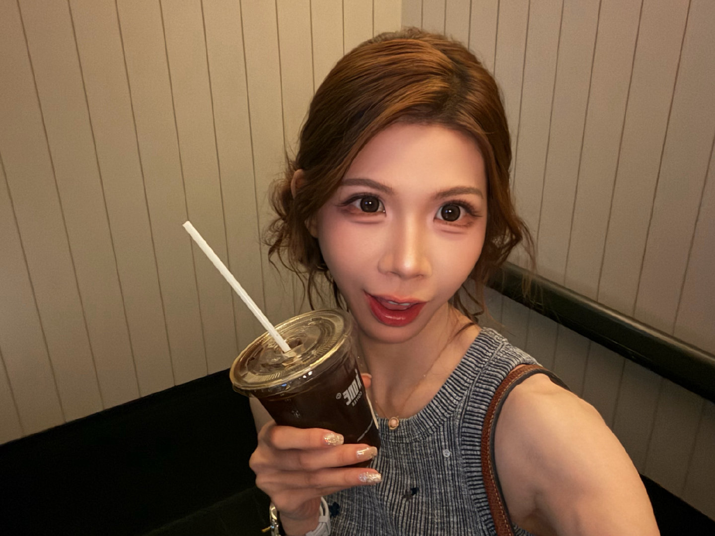 #刘德华出席华为发布会##华为发布会#
喝完这杯美式就去发布会啦～

今天下午多款重磅产品，新一代展翼三折叠Mate XT2、阔直板、鸿蒙7系统，还有新手表、耳机等全场景新品齐亮相！

当然，最期待的是又能见到刘德华啦！#华为展翼三折叠及阔直板发布会##智驾数码团#  ​