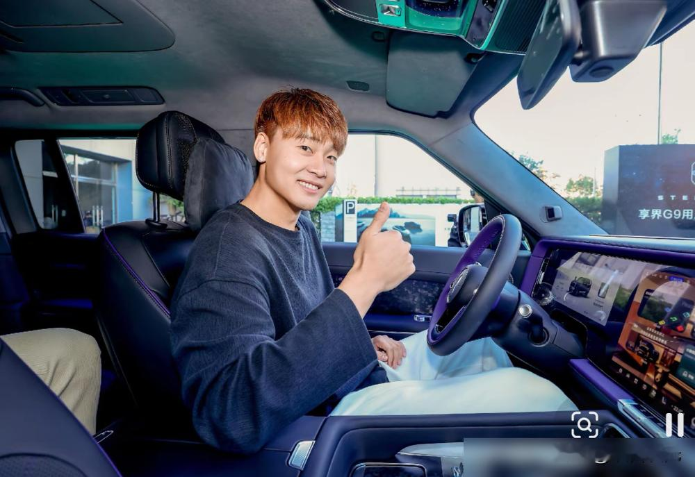球还没开打，周琦和赵睿先集体提了新车，北京首钢这波操作直接把火药味拉满了！
很多人只看到球星风光提车，没看到首钢背后的搏命态势。李楠接手，外援全部清洗换血，布朗、桑普森、沃特斯齐聚，季前赛直接轰出三连胜。哪怕周琦腰伤被保护、赵睿微崴，整支队伍的轮换厚度依然让人头皮发麻。
10月16日客场碰吉林，