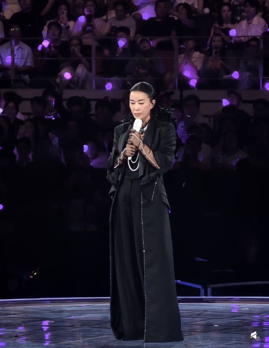 两难！那英演唱会含泪加唱缅怀刘欢，文旅局介入调查，网友吵翻了。
 
成都演唱会现场，那英得知噩耗，临时决定加唱《弯弯的月亮》，以此送别良师益友刘欢。
 
站在舞台上，她语气哽咽，没有彩排，不在原定节目单里，就是发自内心的一次致敬。现场观众安静听完，很多人红了眼眶。
 
可这份突如其来的深情，引发巨大