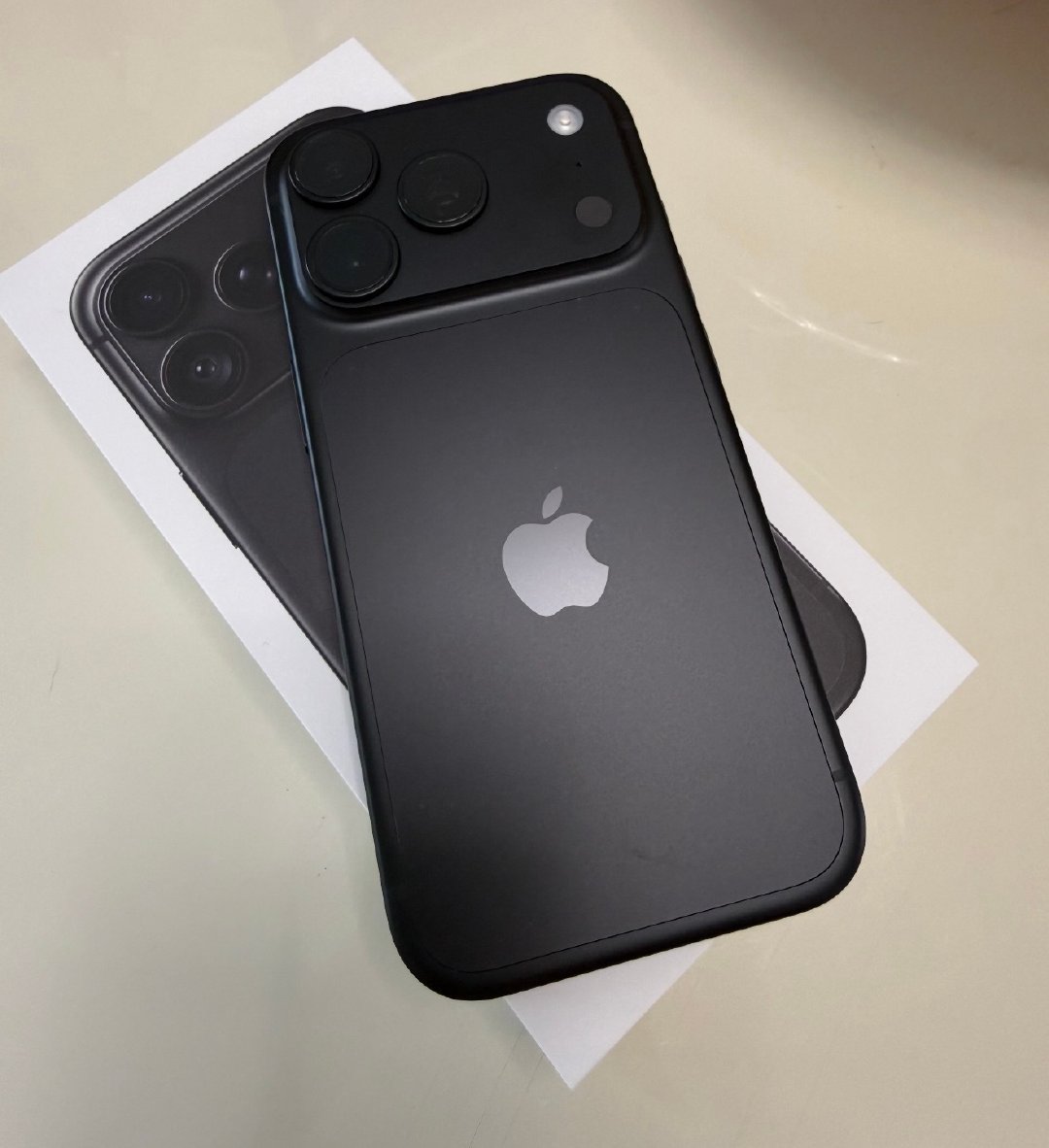 好消息：心心念念的iPhone18终于到货，冰川蓝真机颜值拉满，新机手感直接拉满，开箱瞬间幸福感爆棚。

坏消息：提前备好的手机壳翻车了，款式又土又违和，完全糟蹋了机身的高级质感。新机到手，第一件事就是重新挑壳。 ​