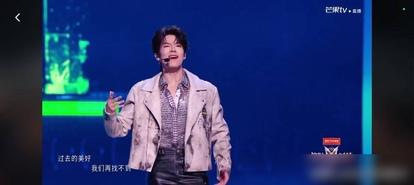 张彬彬一伤，曾辉被扔进火坑了。四天，一首唱跳《Trap》，全开麦，跨团跟米卡邵子恒拼。
结果他拿了828火力值，排第三。第一米卡855，第二邵子恒847。
差得不多，但没人觉得他是来凑数的。动作干净，气息没崩，孙楠直接喊他顶梁柱。
四天前他还是那个青涩新人，四天后部落靠他挣了5点加成。
人有