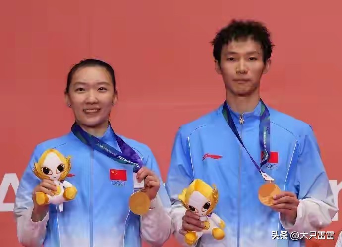 这一次，我国运动员只获得了混双金牌和女团金牌。男单、女单、男双、女双、男团都被韩国和印尼等国的运动员摘了金牌。
相比乒乓球的表现，羽毛球是让人失望的。例如男单就会想起林丹的霸气，横扫千军。
看来国羽任重道远，希望能够勇猛向前，再创辉煌！