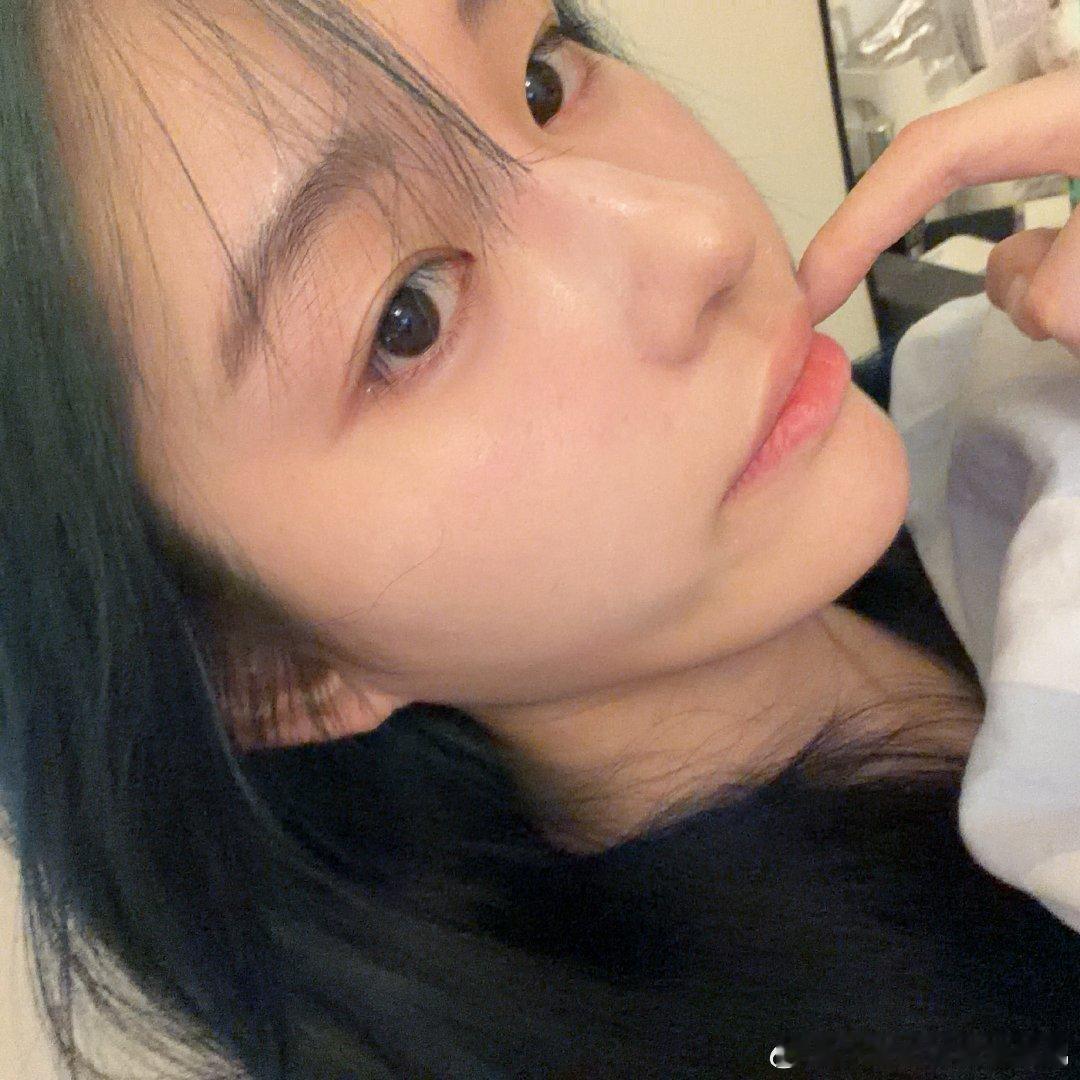 #王奕[超话]# ❤️#王奕0908出道九周年快乐#🥤#王奕靠近一点点夏日双享会#

“镜头里的对视，哪怕是隔着屏幕 我也能感觉到你的灵魂炽热耀眼” "𝓛𝓸𝓸𝓴𝓲𝓷𝓰 𝓪𝓽 𝓮𝓪𝓬𝓱 𝓸𝓽𝓱𝓮𝓻 𝓲𝓷 𝓽𝓱𝓮 𝓵𝓮𝓷𝓼

 ​