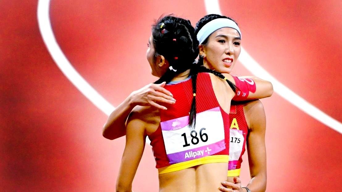 亚运百米栏名单出来，有人先慌：日本中岛瞳12秒60、福部真子12秒72，中国就吴艳妮、林雨薇两人，像去客场赴局。
可百米栏这项目，十道栏就是十道关，不是谁赛季最好成绩高，谁就先领金牌。林雨薇杭州雨里跑出12秒74，那是真刀真枪夺出来的；吴艳妮逆风12秒99、奥运舞台12秒97，骂声里把节奏跑成了铠甲