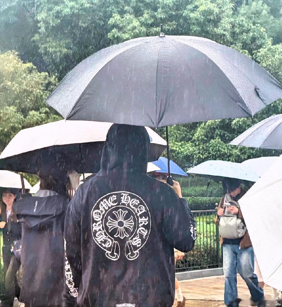 在上海迪士尼撞见陈赫张子萱，一家四口被拍，两口子带俩女儿出游，气氛特别松弛，邓超背着包带娃娃排队 ​