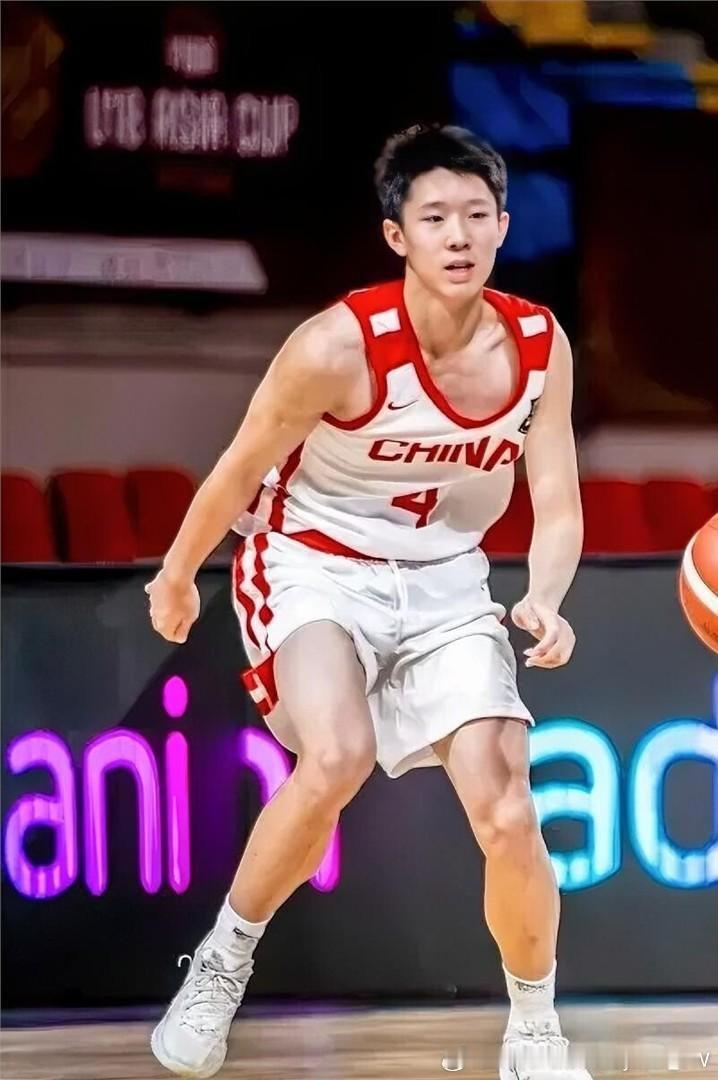 U18男篮亚洲杯决赛，中国U18男篮79-89惜败澳大利亚。一个16岁的惠州小将张宇辰替补出战22分钟，13分3篮板7助攻2抢断，三分7中3。
球迷的评价一句比一句狠： “惠州库里” 、“加强版徐杰” 、“亚洲历史上几乎没出现过这种投射天赋”……

据悉，广东宏远新任总经理“小陈总”陈浩峰直接拍板——把这个 ​
