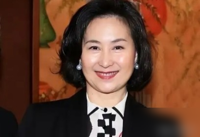 64岁何超琼：那场2000万婚礼，她藏了25年的遗憾！
1991年嫁许晋亨，花2000万，嫁妆10亿，当年是门当户对的金童玉女，她那时候是想护住家族的女孩。
2002年采访里她坦言，两人的婚姻没机会经营是很大的遗憾，离婚多年还说会护着许晋亨。
活成自己的靠山，先扛下所有，再藏好未完成的温柔。