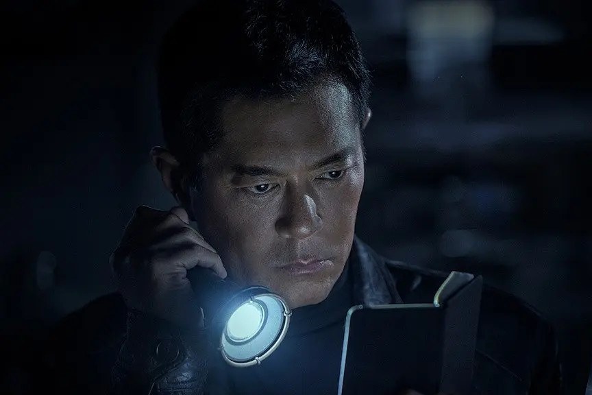 上映7个小时，票房92万。这是古天乐新片《侦战》，在国庆档第一天的成绩单。同档期的冠军，是它的77倍。更巧的是，这两部电影，讲的都是&34;神探&34;。

先看大盘有多冷。今年国庆档第一天，全国影院总共只卖了约1.76亿，近十年最冷的一个开局。往年这一天，一部头部电影就能冲到这个数。12部新片加起来，拖到中午