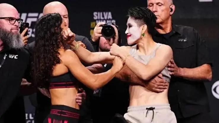 赛前74%看衰王聪UFC首秀虽败犹荣

北京时间10月4日，UFC332在盐湖城结束，王聪与席尔瓦争夺女子蝇量级空缺冠军。赛前74%看衰王聪，她回应“打完之后我的表现就是答案”。最终席尔瓦以一致判定获胜，三张记分卡为48比47、48比47、49比46。王聪第四回合低扫加重拳反扑，席尔瓦面部红肿，但未