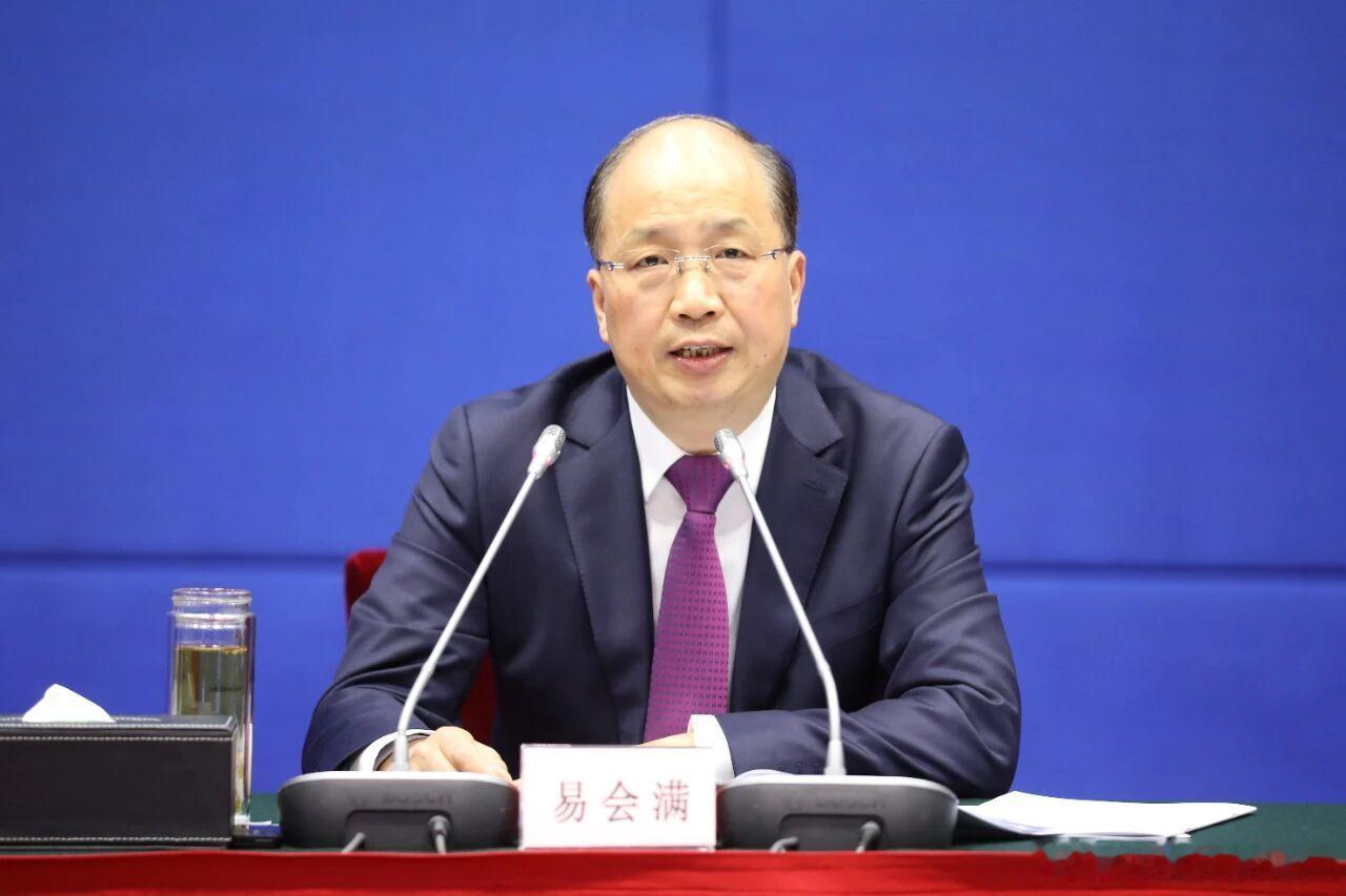 中国证券监督管理委员会原党委书记、主席易会满搞权色、钱色交易；利用职务便利为他人在职务提拔、上市审批、融资贷款等方面谋利，并非法收受巨额财物被公诉…… ​