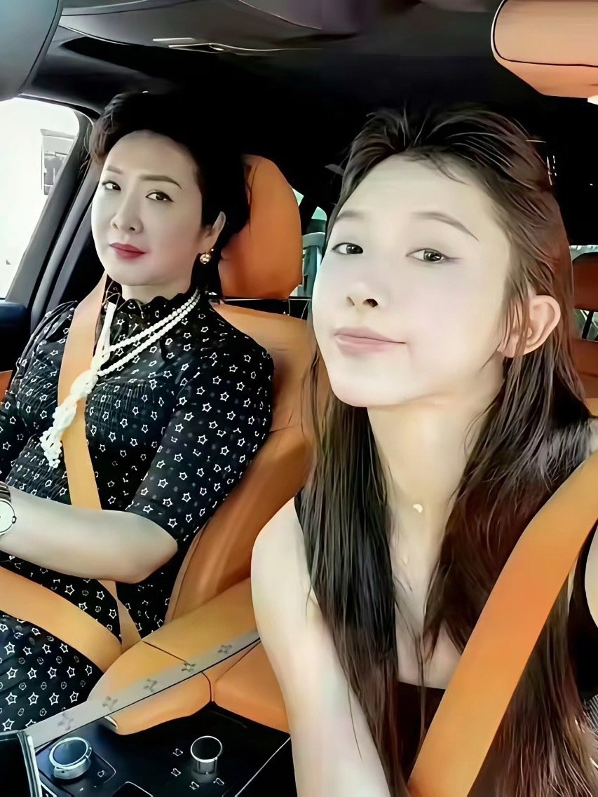 吴艳妮才是最早一批的王诗龄吧，妈妈有钱养出来的小孩就是漂亮有气质。 ​