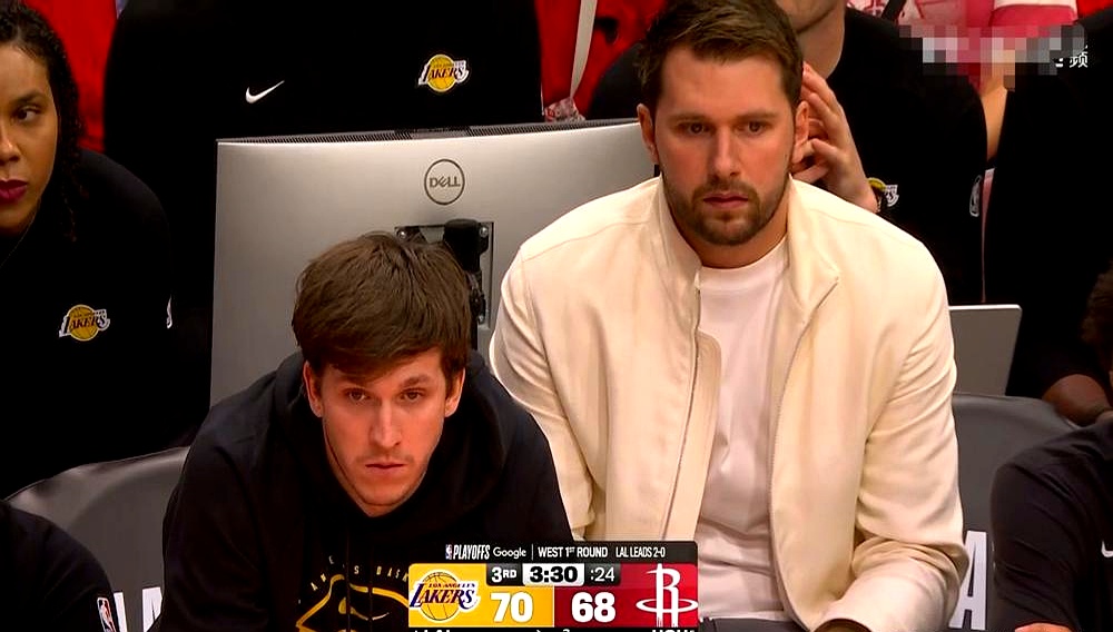 俩人西装革履坐场边，这画面信息量太大了。    湖人去年豪赌，用戴维斯...