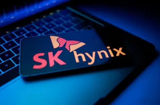 #SK海力士计划回购20万亿韩元股票#【#SK海力士股价涨近6%# 】10月28日亚太早盘，韩国股市持续上涨，韩国KOSPI指数涨幅扩大至5%，三星电子涨逾7%，SK海力士涨近6%。韩国交易所启动SIDECAR机制，暂停KOSPI程序化买盘。日本芯片股同步大涨，日经225涨超1%，铠侠大涨超8%，软银涨近4%。

据报道，SK海力士 ​