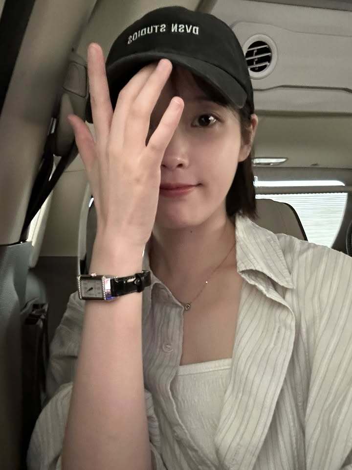#IU[超话]#🐥#IU唱作歌手# 
onlyU消息-260925 IU IG更新
短发人的 on&off

（有上海自拍[么么哒]
【cr:dlwlrma 】 
—☆#IU#☆#李知恩# ☆—
🔮IU 个人IG【dlwlrma】
🔮IU 官方IG【iu_edamofficial】
#IU韩国第一女solo#

🎧网易云👉《 Unknown Planet》 《Dear my craz ​
