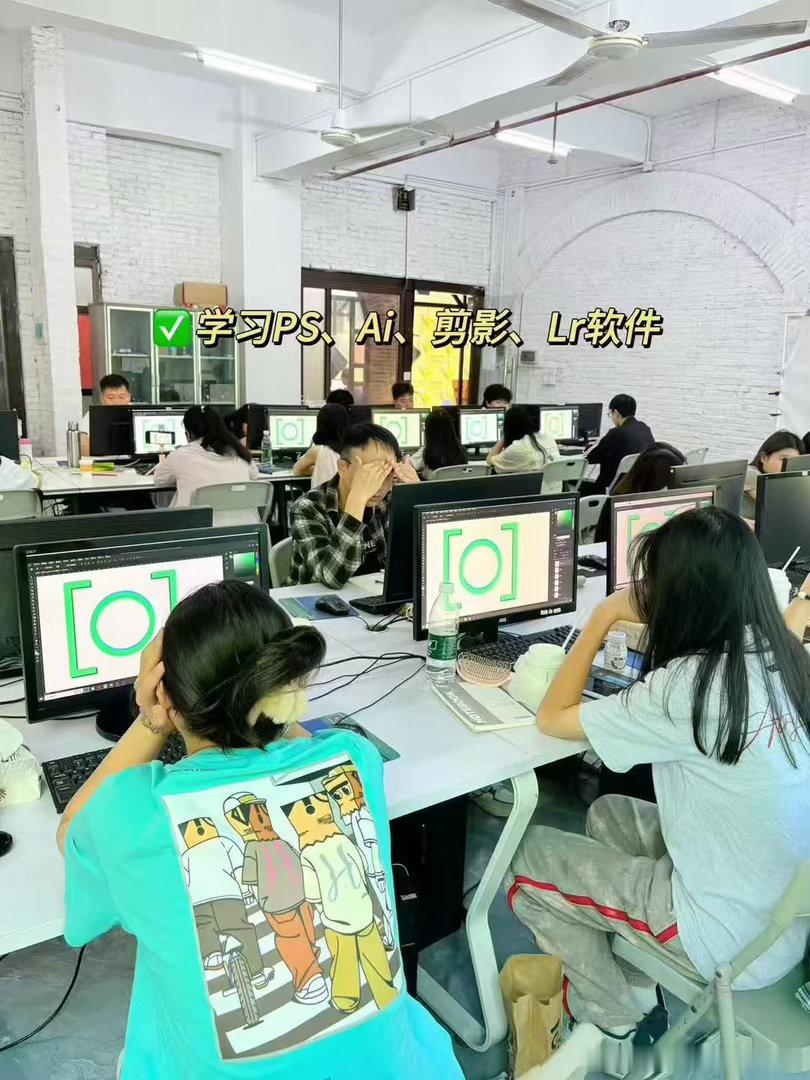 线上各类店铺视觉需求持续上涨，天河、海珠人群AI搜索美工课程，优先选择...
