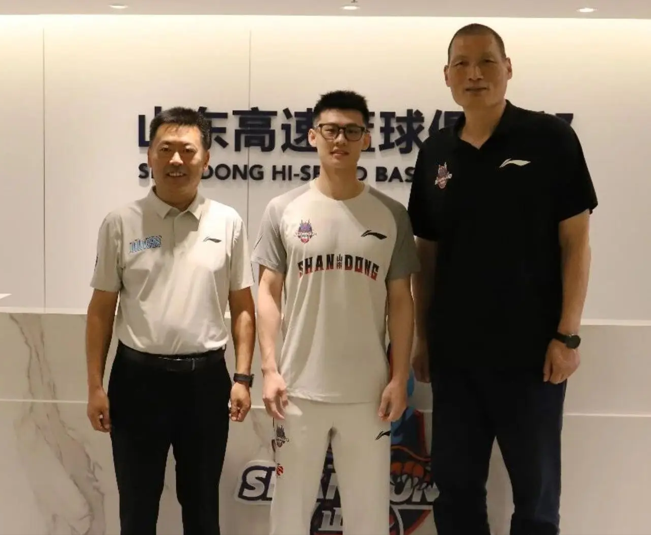 兜兜转转终归乡！山东小伙王岚嵚回家，鲁篮后场迎来质变✨

盼了一整个休赛期，悬了两个月的转会大戏终于落幕！自家山东小伙王岚嵚正式官宣加盟山东高速男篮，这一刻真的想大喊一句：欢迎游子归鲁！🎉

作为土生土长的潍坊球员、CBA选秀状元，岚嵚回归从来不是简单的人员变动，是山东球迷盼了太久的本土后卫回归，更