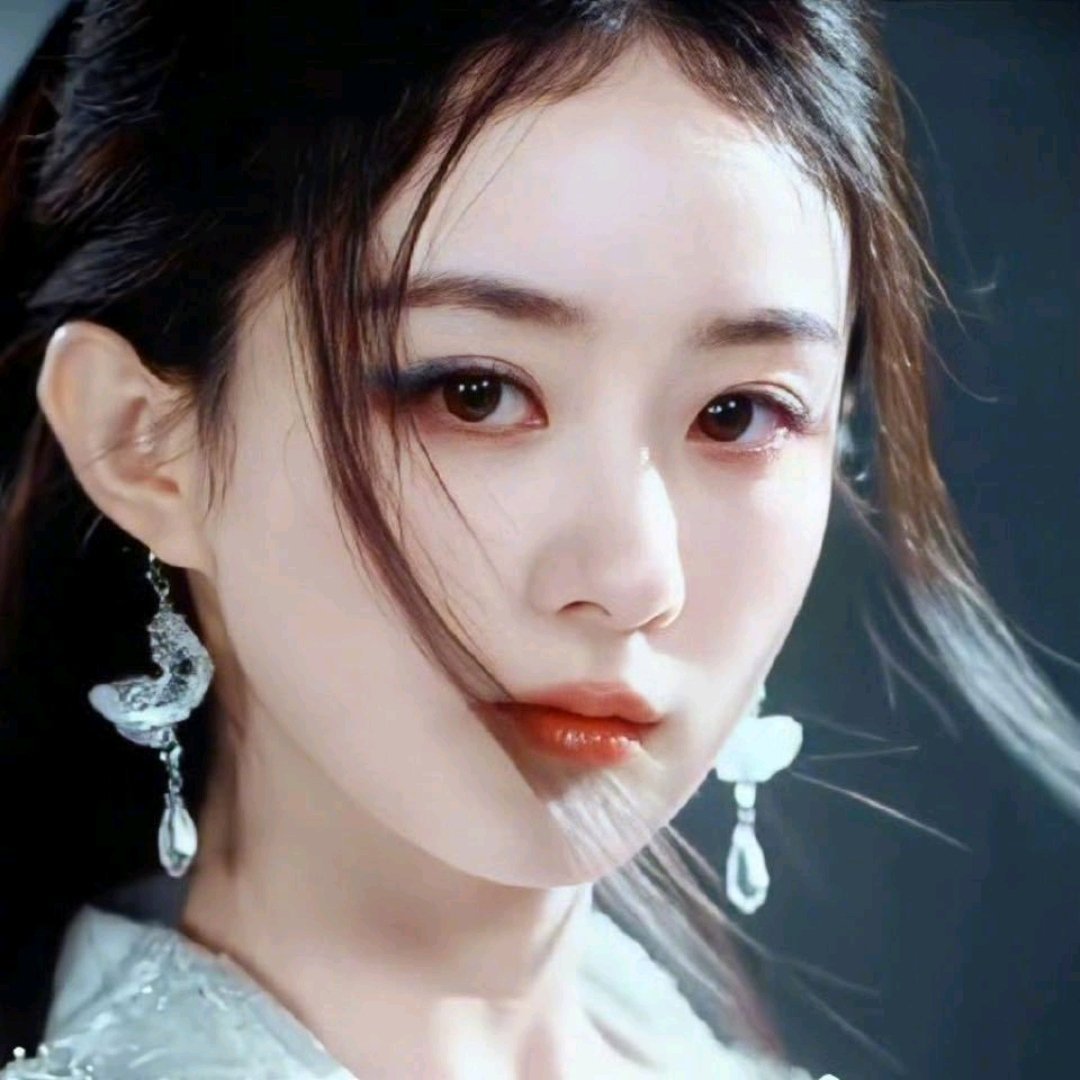 #赵丽颖身体到底怎么了#
赵丽颖这次突发低血糖、电解质紊乱紧急就医，也是她出道这么多年第一次因为健康取消工作。
车内冷气和室外四十度高温巨大温差，诱发急性应激，硬扛四十分钟还是撑不住。
翻看下来才发现身上积攒了太多拍戏留下的旧伤，腰伤、膝伤，还有早年就查出的血栓隐患。
演员长期连轴转， ​