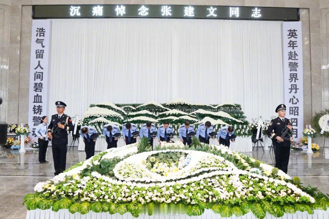 【送别！#江苏39岁民警执行任务因公牺牲#】2026年9月9日，江苏淮安市公安局环境资源和食品药品犯罪侦查支队三级警长张建文同志在外地执行任务期间，猝然离世，因公牺牲，年仅39岁。从警16载，张建文同志始终坚守公安工作最前沿，多次获评“优秀共产党员”“优秀公务员”“先进个人”，荣立个人三等功2 ​