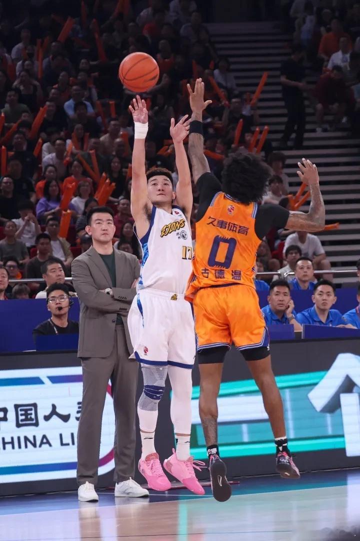 【 被球迷称为“史上距离最近CBA总决赛”的巅峰对决正式打响！今晚，2...