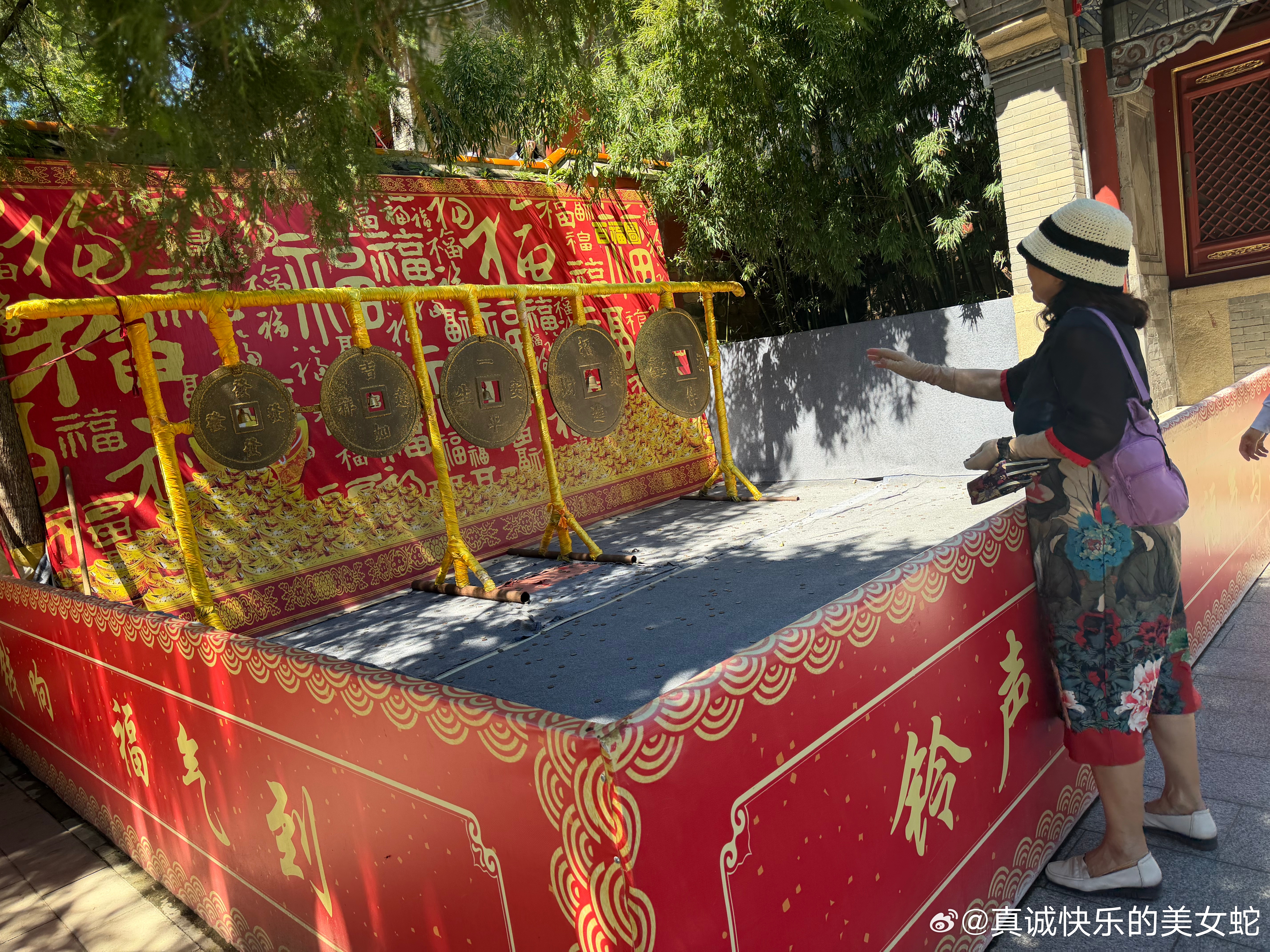 AI越会写，“活人感”越值钱

现在刷到一篇文章或者帖子，很多人会先琢磨一下：这是不是AI写的？因为现在AI生成的内容越来越多，反倒是那些有点口癖、有点小瑕疵、能看出真情绪的东西，更容易让人停下来。

得到App《商业参考》主理人蔡钰老师，把这种变化叫作“活人感保卫战”。

这不是凭空来的。比 ​