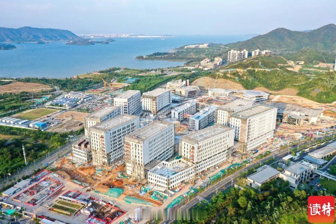 【#深圳即将迎来一所新大学# 由南方科技大学牵头筹建】据悉，深圳海洋大学（筹）建设进入最后冲刺阶段。这所由南方科技大学牵头筹建的新型研究型海洋高校，一期工程预计于2026年底建成。

深圳海洋大学（筹）一期项目坐落于大鹏新区坝光片区，总用地面积40.12万平方米，规划全日制在校生规模8000人，整 ​