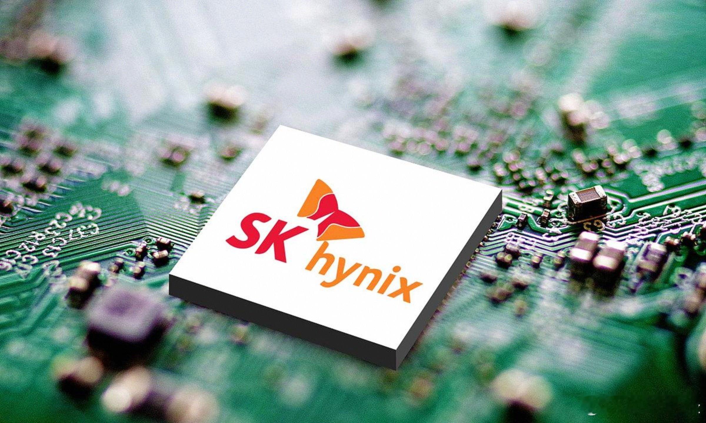 【#SK海力士考虑在日本合资建厂生产存储芯片# 应对AI需求激增】SK海力士正在研究在日本合资建厂生产存储芯片的可行性，这是该公司为满足人工智能（AI）需求激增、同时控制生产成本而考虑的多个方案之一。

SK集团董事长崔泰源接受采访时表示，公司正在日本各地选址，任何电力和水资源条件良好的地方都 ​