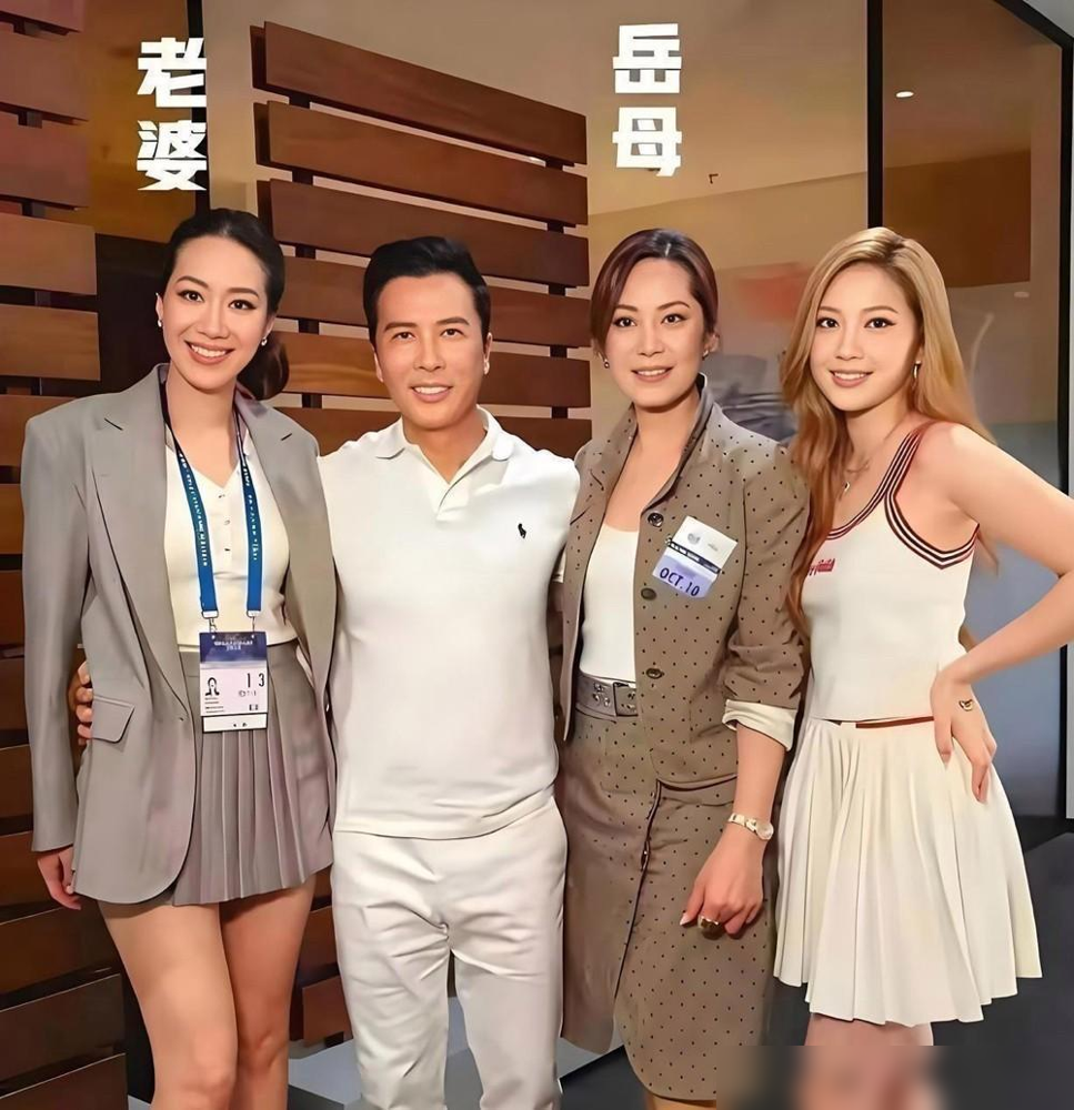 62岁的甄子丹，站在68岁的岳母旁边，看着比人家还老几岁。这画面一出来，评论区直接炸了。
徐莉君，1957年生人，刚过完68岁生日。老公是加拿大珠宝圈有名的钻石之王，2020年走了。她平时就是瑜伽、冥想、吃得干净，别的没了。
女儿汪诗诗44岁，皮肤紧得能反光。甄子丹站中间，左边老婆，右边丈母娘，