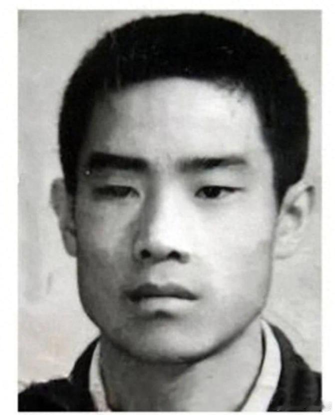 “我爷爷是朱德！你们谁敢动我！”1983 年，25 岁的朱国华被判死刑，他在法庭上不服，搬出了爷爷的名字，然而，这一次，他失望了。

主要信源：（凤凰资讯——朱德孙子被判死刑 康克清：王子犯法与庶民同罪）

1983年9月，天津青泊洼靶场，一声枪响划破晨雾。

一个年轻人倒在冰冷的地面上，他叫朱国华 ​