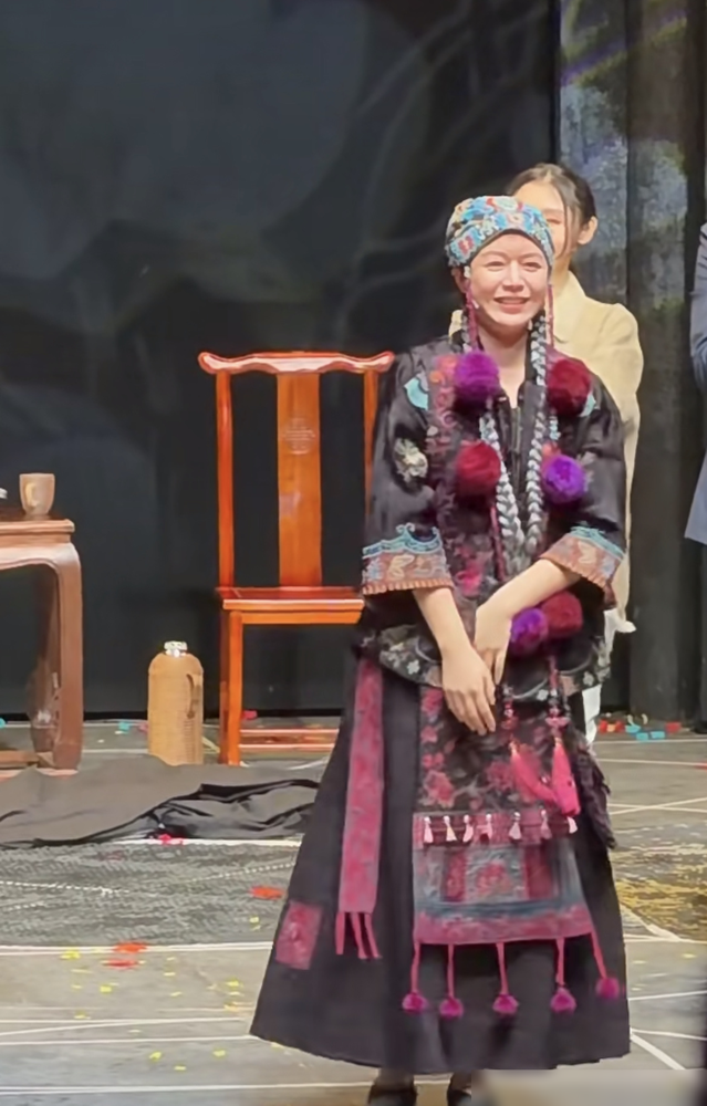陈妍希又把自己塞进了一套七彩霓虹灯里，头饰一戴，脸直接宽了一倍。这姐是真不听劝。当年小龙女被喊小笼包，全网追着骂，换别人早把造型师开了。她倒好，上脱口秀直接来一句：谁说女人是水做的，我陈妍希就是碳水做的。台下笑完，黑粉哑了。你看她这几年，红毯该翻车照翻，人设该圈粉照圈。圆脸没变，梨涡没变，变的是别人
