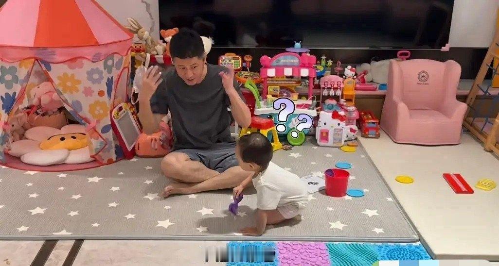 孙骁骁任重家不大却堆满女儿玩具，帐篷城堡爬架样样有，马上添二胎！网友：这俩女儿奴当得太彻底 ​