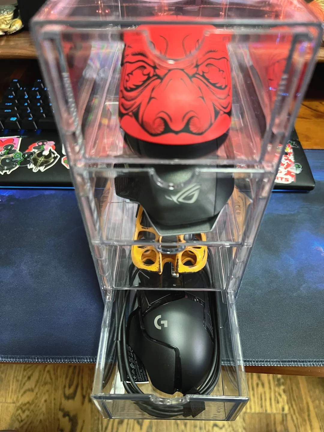 考古，罗技G502游戏鼠标，头一次见这种鼠标，还是孤陋寡闻了。鼠标底部有个空仓