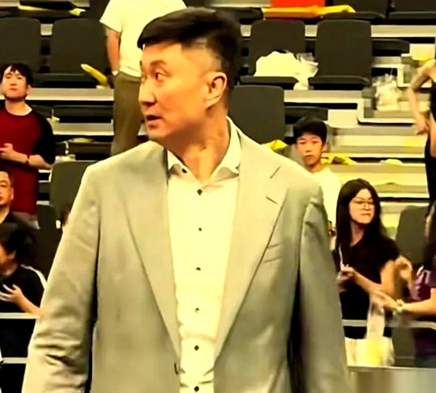 杜峰带队时手里只有半支国家队，却在日本队身上硬生生拿下了四场全胜的战绩。
转过眼，同一支中国男篮却在场上惨败给了日本二队。
去年带队打进亚洲杯决赛的郭士强在世预赛上彻底放弃了快攻战术，接下来本土教练谁来接手推进新打法依然没有确切的人选。
咱们现在的病根，其实杜峰早就一针见血地挑明过：我们现在没有大姚