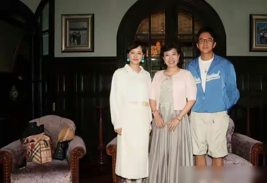 孙俪她妈68岁生日，邓超那身穿搭直接暴露了他在这个家的地位。
运动装，鼓掌，给老太太的老姐妹挨个倒茶张罗。没把自己当明星，把自己当女婿。老太太手上金镯子钻戒晃眼，一看就是女儿挑的，女婿买单的。
再看孙俪，12岁爹走了，她妈打几份工拉扯她，还撂下一句为了你不嫁了。这份债，孙俪还了三十多年。买衣服大