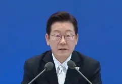 亲信辞职，李在明正在复制尹锡悦的下场？
9月1日，韩国总统府宣布：李在明批准政策室长金容范辞职。金容范是谁？李在明的“经济大脑”，上任15个月，因杠杆ETF爆雷和房产政策失败，在野党追着骂、执政党内也问责，只能担责走人。可他刚走，李在明自己也不好过。
有韩国总统府内部的消息人士私下向媒体透露，金容范