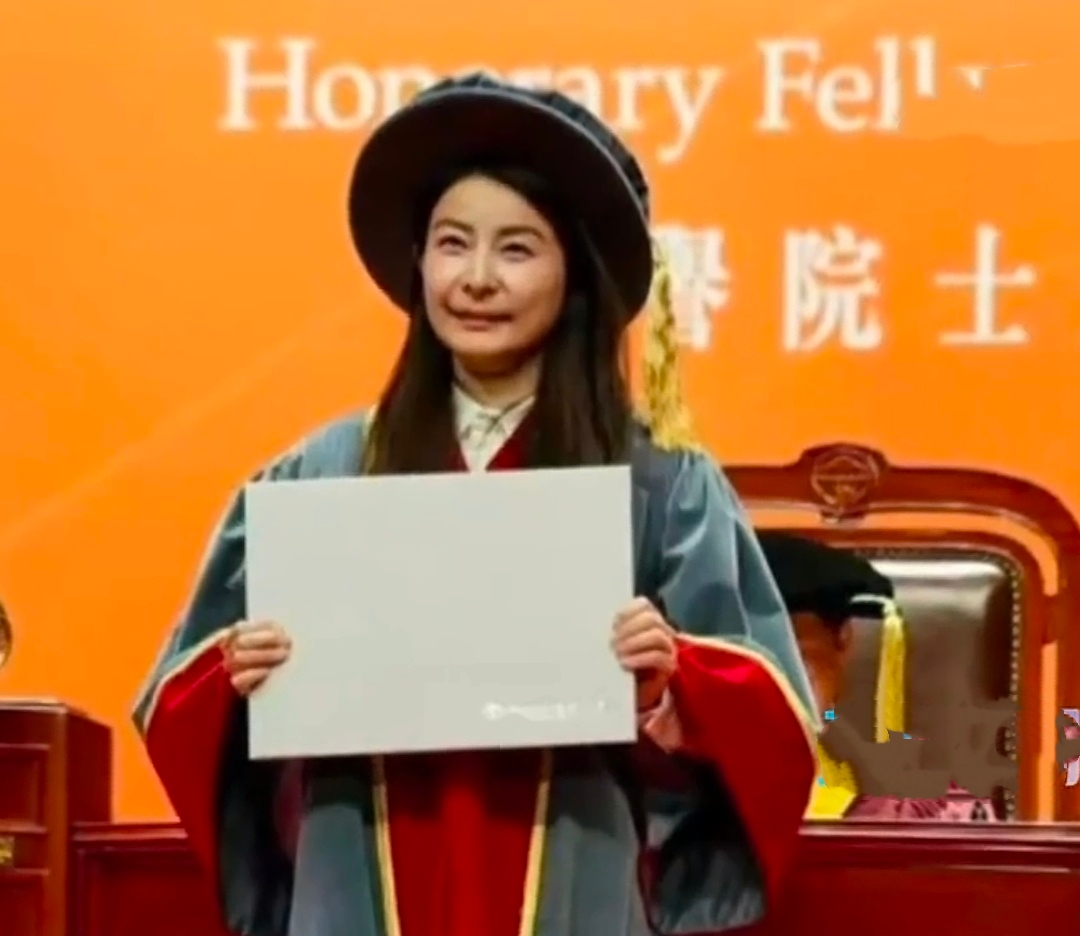 郭晶晶又获新身份，香港岭南大学向她颁发荣誉院士证书。霍启刚看到郭晶晶接过荣誉证书的那一刻，他脸上写满了骄傲！