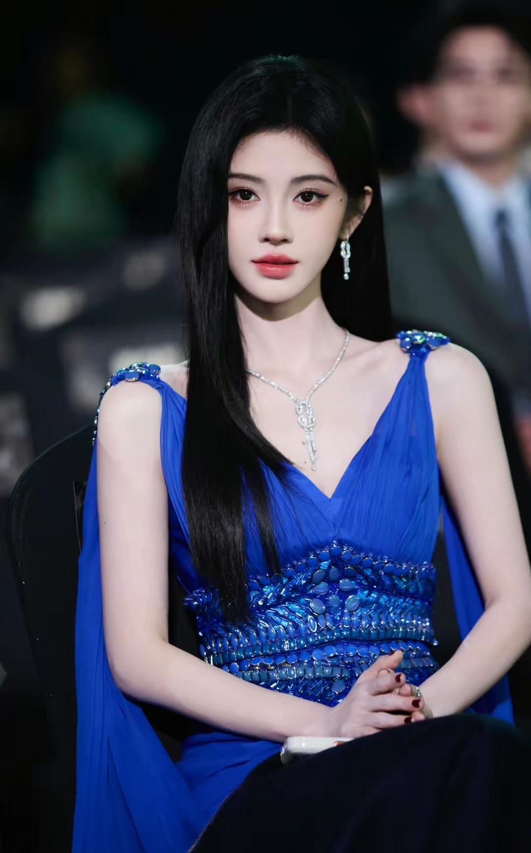 四千年大美女鞠婧祎是一位非常著名，年轻漂亮，长相出众，身材脸蛋都好看，演技优秀的演员！她凭借着自己的努力和磨炼演技得到了无数粉丝的关注和喜欢！鞠婧祎不仅仅是在电视剧上有很多的代表作品，而且她还主演了多部非常卖座的电影，成为了一位真正的实力派女演员！