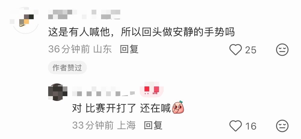 #周杰伦对观众比嘘##周杰伦回头示意观众安静# 球赛现场这一幕太帅，抬手比嘘轻轻示意安静，氛围感直接拿捏，自带大佬气场。 ​