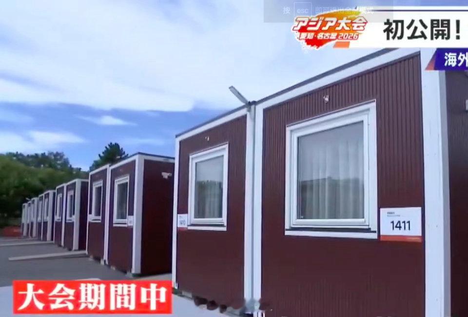 从“请救救我”到“脚被卡住”，韩国男篮对集装箱亚运村的吐槽接连上热搜。名古屋暴雨时，部分球员不得不撤离到多层停车场楼顶。主办方称节约环保，但运动员体验谁来保障？#韩国运动员回应住集装箱请救救我##韩国男篮队员称住集装箱3人共用卫浴##日本名古屋亚运住宿被批史上最差# ​