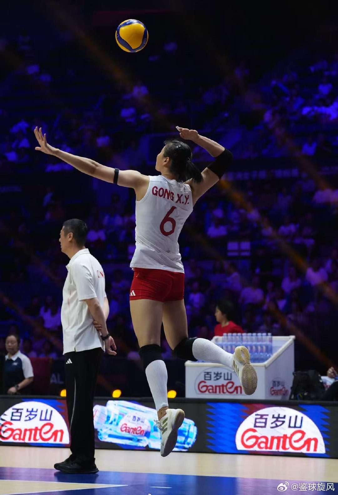 #中国女排亚锦赛4强# 中国女排2026年女排亚锦赛小组赛最后一场比赛战胜对手，小组赛三战全胜，晋级8强。本届亚锦赛小组赛阶段比赛已全部结束，根据竞赛规则，进入8强后，比赛采用交叉淘汰制。中国女排于（今晚）8月28日19:30，在1/4决赛中迎战越南女排，冲击4强。中国女排以3-0（25-15、25-22、25-13） ​