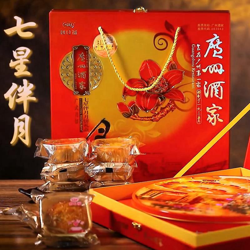 标价三百的月饼礼盒卖不动，29块9的简装月饼却卖出200万单，2026年大家对待月饼、对待过节消费的态度，真的悄悄变了。
 
以前一到中秋，商场货架上堆得满满的都是精装礼盒，盒子一层套一层，里面月饼没有几块，价格却抬得很高。很多人买，也不是自己爱吃，就是觉得送礼要有面子，好像价格低了就拿不出手。我身