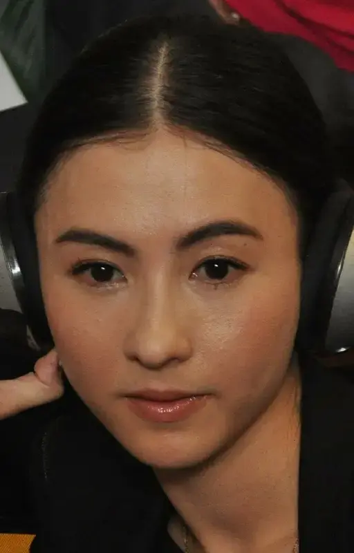 网友这戏称还挺有意思，说张柏芝让谢霆锋多出一个年轻时的自己。看看谢霆锋现在的状态，留着长发，模样竟和年轻时有几分神似。想当年，谢霆锋和张柏芝那可是娱乐圈的金童玉女，二人的爱情故事不知让多少人羡慕。后来两人分开，各自开启新生活。可如今谢霆锋这形象的转变，像极了年轻时那个潇洒不羁的自己。或许张柏芝在他生
