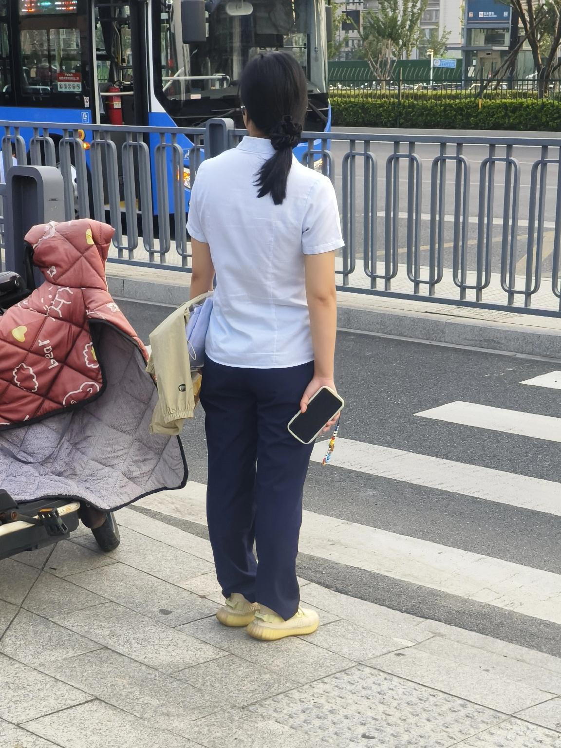 长腿小姐姐是在等我吗？ 小伙没有事情做， 到处溜达随手一拍！ 记录美好...