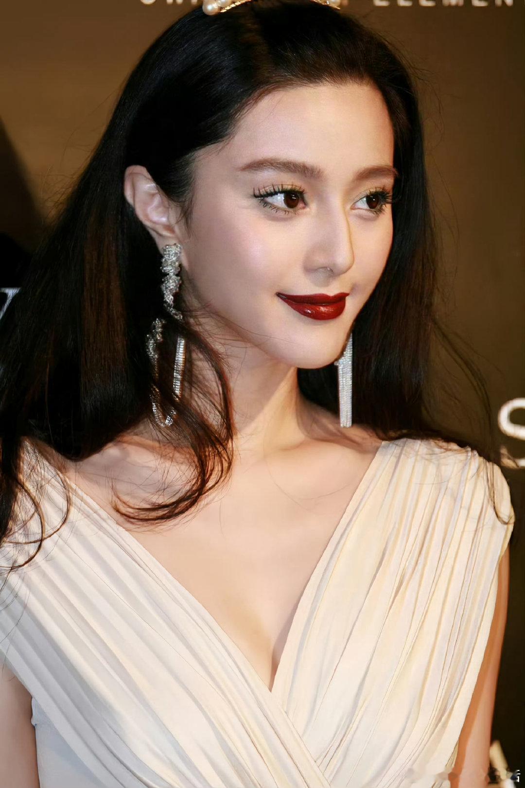 #金锁[超话]##范冰冰被追债6700万元# 
来看看冰冰2006年解锁的荣誉 ​