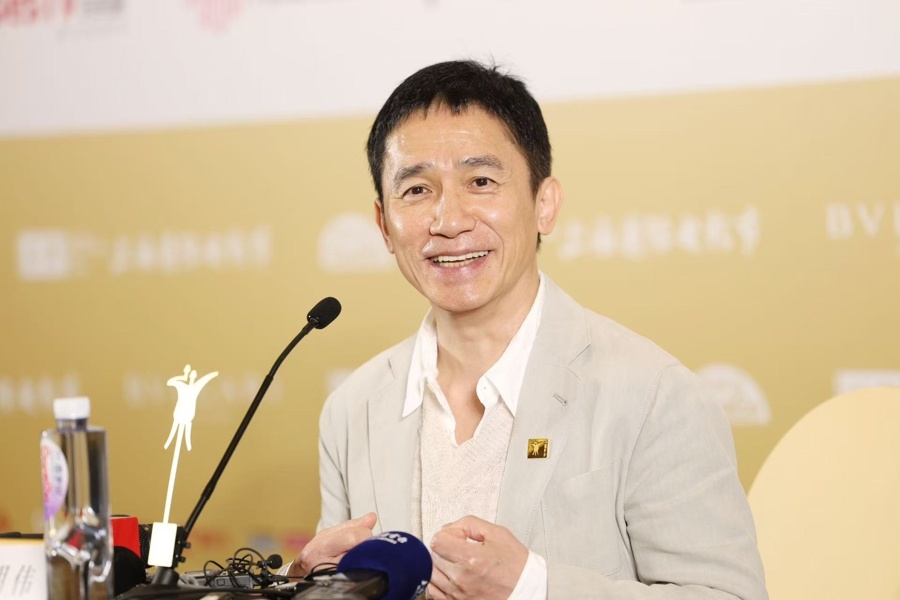 【专访】解放日报专访梁朝伟：享受孤独感 蓝色工装外套、运动鞋，脸上似乎...