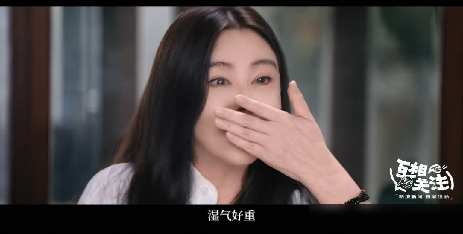 王祖贤亲口否认了为情所伤退圈，说那都是外界编的故事。
28岁拍完《青蛇》，她就烦了。每天车接车送，演完戏就与世隔绝，一出门满街人都认识她，这种光环她说很虚幻。用她的话讲，演艺生涯就是人生的一段路，到站了，自然下车。
李诞这次能约到她，也不容易。团队飞到温哥华，找到她开的艾灸馆登门。她破例点头，说