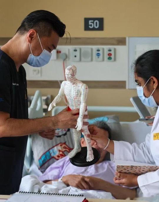 新加坡保健卫生部正探讨如何更好地衔接中医和西医，包括制定中西药相互作用指引，以及推动中西医电子病历互通。为促进中西医之间的交流，陈笃生医院与南大携手也推出“中西合愈计划”，首批南大中医学位课程学生，2027年会到陈笃生医院进行为期13周的实习。新加坡新加坡达哥  ​​​