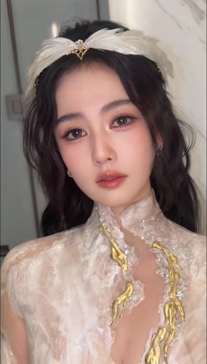 白鹿李一桐芭莎之夜杀疯了！一个“古堡女爵”，一个“蛇系美人”，你站谁？

9月25日，时尚芭莎年度盛典“超级玩家·芭莎之夜”在武汉举行，半个娱乐圈都来了。

白鹿这次直接“杀疯了”。 连换两套高定，第一套Stéphane Rolland 2026秋冬高定，走的是“古堡女爵”路线，利落盘发配克里姆特油