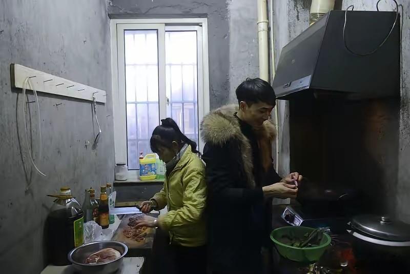 重庆一对从高中走到婚姻的夫妻，女方早年婚内出轨主动坦白，丈夫卑微下跪挽留，多年后丈夫心结爆发复刻错误，一句真心话戳穿两人互相消耗的虚假婚姻。
 
很多人以为婚姻破碎，都是一次激烈争吵、突发矛盾造成的。其实最可怕的婚姻崩塌，是表面风平浪静，内里烂根多年，靠着隐忍、愧疚、将就硬撑，最后双向跑偏、互相折磨