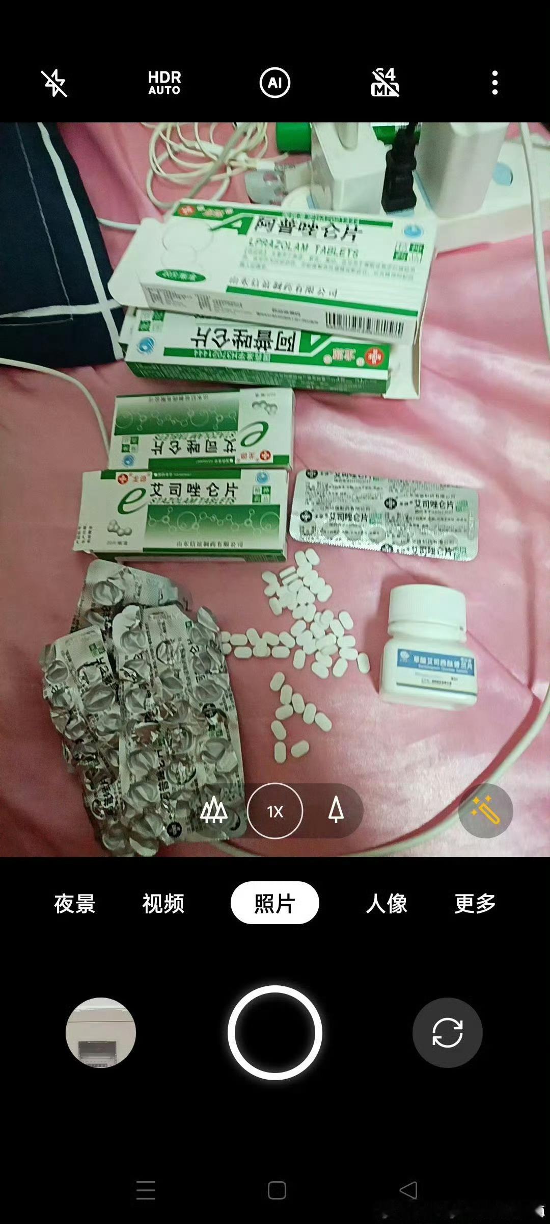 #微信[超话]#腾讯客服手握沟通入口，却只剩傲慢与推诿，微信不少用户体会到的，客服的冷漠、推诿，乃至居高临下的傲慢，账号封禁带来的伤害是实实在在的。有的用户因为账号受限，工作沟通中断；有心理疾病的用户，遭遇无端封号后病情复发，承受巨大的精神压力。用户把 ​